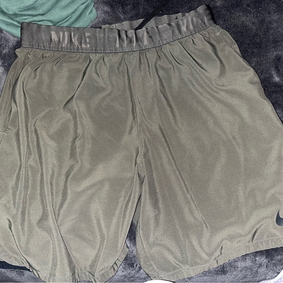 Nike army green athleti shorts size L - Picture 2 of 2